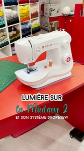 LUMIERE SUR… la Madam 2 et son système de canette Drop&Sew ! Découvrez notre machine à coudre pour les débutantes avec 23 points intégrés : basiques, extensibles et décoratifs 🧵 Découvrez la Madam 2 sur notre site Singerfrance.com et plus de conseils chez votre revendeur agréé > bit.ly/nos-magasins-singer | SINGER France
