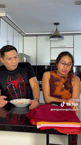 Cuando tu esposo tiene vecinas muy colaboradoras #humor #comedia #parejaslocas #tiktokersdearequipa #videogracioso