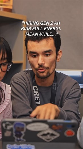 Cretivox on Instagram: "Namanya juga Gen Z 😇 Hidupnya ngopi, ngopi, ngopi terus. Udah tau asam lambung naik, tapi tetep gas ngopi tiap hari. Tapi kalo lo udah tau suka kopi, ya jangan lupa jagain kesehatan badan juga dong. Sekarang di Puskesmas udah ada Cek Kesehatan Gratis (CKG)! Tinggal download aplikasi SatuSehat buat daftar CKG dan liat riwayat kesehatan lo. Ngopi boleh, tapi sehat tetep nomor satu, Vox!☝🏼 #CekKesehatanGratis #CKG #VoxMenCretivox #VoiceOfPeople #BCretivox"