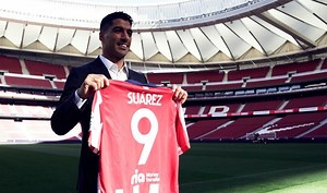 🤩 ¡Un día intenso y con alguna sorpresa! 🇺🇾 👉🏼 Así fue el primer día de Luis Suarez como rojiblanco 😉 ¡Dale al ▶️ y no te lo pierdas! - 🎥 Enjoy the recap of Luis Suarez's first day as an Atleti player... With a surprise appearance 😉🇺🇾 - 🎥 La première journée de Luis Suarez comme Rojiblanco... Avec une petite surprise... 😉🇺🇾 🏧 #AúpaAtleti | Atlético de Madrid