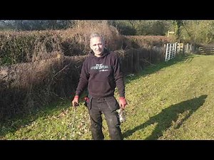 How to set a mole duffus tunnel trap, demonstrated by a duffus!