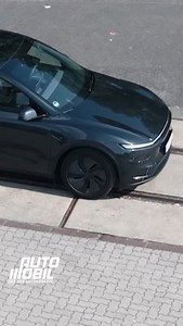 Tesla steckt in der Krise - doch das überarbeitete Model Y Juniper soll wieder für Aufwind sorgen 🚗 Schlankeres Leuchtenband, verbesserte Aerodynamik und ein optimiertes Fahrwerk. Doch reicht das Update, um mit der Konkurrenz aus China, Korea und Deutschland mitzuhalten? 🤔 Alexander Bloch macht den Test! Schaltet am Sonntag um 17 Uhr bei VOX ein, um die neue Folge von „auto mobil“ nicht zu verpassen oder streamt sie bereits jetzt auf RTL ! #VOX #automobil #Automagazin #TeslaYJuniper #RTLPlus |