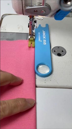 Multi-functional needle threader is a versatile and very practical tool. (Sewing machine/garment