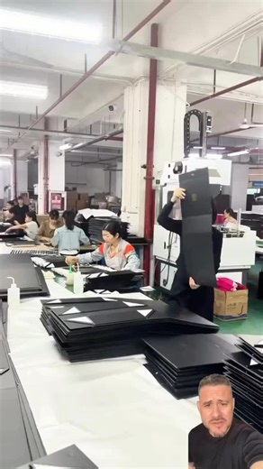 👜 Foldable rigid boxes that instantly upgrade any product’s look. These sturdy, customizable designs create a premium feel the moment someone picks them up — even when the item inside is simple. They snap into shape within seconds, store flat, and are already being used by small brands to提升 presentation and stand out on the shelves. 📲 Follow laertejr_mkt.eua for more creative business ideas. 🎥 Credits: JS Box Manufacturer COMMENT “SUPPLIER” AND I’LL SEND YOU THE DIRECT SOURCE IN YOUR DM. | La