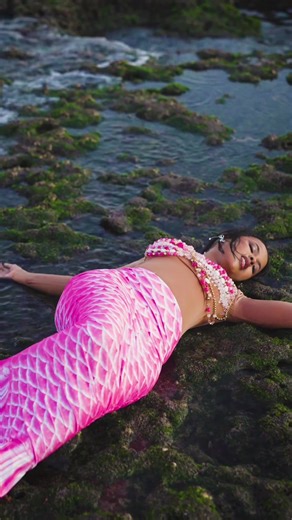 My mermaid era begins 🧜‍♀️💙#merimaid🧜🏻‍♀️ @SYD Portrait #sea #🧜🏻‍♀️