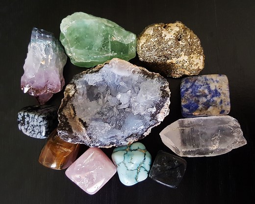 12 Beautiful Rock Collection Display Ideas | DetectingDaily