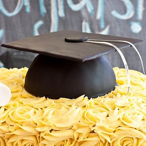 GRADUATION HAT CAKE TUTORIAL! https://cakewhiz.com/how-to-make-a-graduation-hat-cake/ | CakeWhiz.com