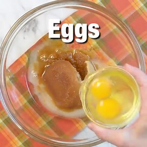 Carrot Cheesecake Muffins! Starting the day out with a muffin that tastes like carrot cake is a very good idea!!! PRINT THE RECIPE HERE: https://insidebrucrewlife.com/carrot-cheesecake-muffins-src/ | Inside BruCrew Life