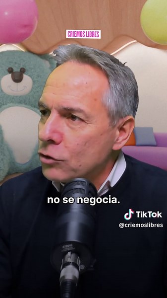¿Cómo ponemos límites sin violencia? @Dr. Diego Fernández Sasso lo explica claro: no poner límites también es una forma de desatender. Pero hoy los límites no se ponen como antes. Ya no es “porque yo lo digo” ni desde la violencia. Ahora acompañamos, explicamos y ayudamos a entender. Hay cosas que no se negocian, como el cuidado del cuerpo, pero pueden sostenerse con respeto, honestidad y contención. La verdadera diferencia es esa: dejamos atrás la violencia para criar con límites que cuidan, qu