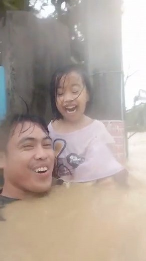1.1M views · 11K reactions | Abi gyud tawn niya nangaligo ra sila ug dagat sa iya papa katawa japon ang jea | Na Bi | Facebook