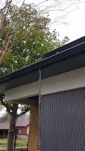 Why Japan Uses Rain Chains? 🌧️ Many people wonder why Japan uses iron chains instead of drainage pipes to guide rainwater. These special chains, known as rain chains, are widely used in rural Japan — and they’re more than just functional. Rain chains are incredibly easy to install, requiring nothing more than a simple hook at the eaves. They come in beautiful designs, making them both decorative and practical. When rain flows down, the chain creates a soothing, natural sound similar to white no