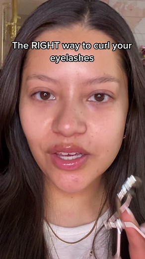 The Right Way to Curl Your Eyelashes