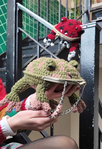 Free Crochet Frog Purse Pattern and Tutorial
