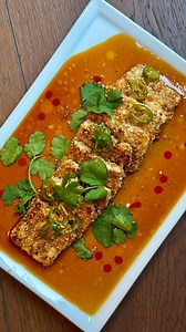 Pocas cosas me gustan más que los platillos que son dulcitos, saladitos, ácidos…ustedes me entienden. Este queso tiene todo…aparte lo tostado del ajonjolí…un espectáculo. Pueden hacerlo así en rebanadas o “empanizarlo” entero, cuando es para más gente. Disfrútenlo mucho 🩷 *Queso Fresco en costra de ajonjolí con miel* Ingredientes: Queso fresco en rebanadas @nochebuenamx Miel de abeja, la necesaria Ajonjolí, el necesario para “empanizar” Salsita: 2 cucharadas de salsa soya 1 cucharada miel de ma