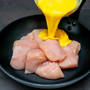 115K views · 1K reactions | Peu de gens connaissent ce secret. Du blanc de poulet comme vous n'en avez jamais mangé auparavant Ingredientes: oeufs: 4 pc moutarde: 20 g curry: 5 g origan: 5 g paprika doux: 5 g ail en poudre: 5 g sel: 5 g poivre noir: 5 g flocons de piments: 5 g farine: 40 g farine de maïs: 40 g blanc de poulet: 1 pc LAISSER: 20 MIN À FEU MOYEN: 5 MIN huile: 10 ml À FEU MOYEN: 5 MIN | Savoureux.tv | Facebook