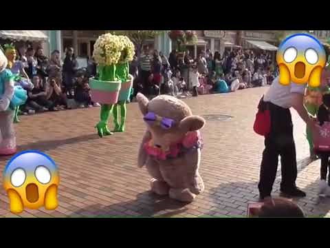 DISNEY CHARACTER FAINTS DURING PARADE