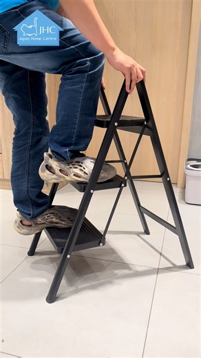 🚨 ត្រឡប់មកវិញហើយៗ 🚨 ជាមួយនិងប្រភេទជណ្តើរ 3កាំ ដែលលក់ដាច់ជាងគេរបស់យើងបានត្រឡប់ចូលស្តុកវិញហើយ 🙌 ផលិតផលទាំងនេះត្រូវបានលក់អស់យ៉ាងលឿននៅស្តុកមុន – ហើយក៏ទទួលបានការសរសើរថាល្អផងដែរ! ជាមួយកាំនីមួយៗធំ និងរឹងមាំ បូករួមនឹងម៉ូតពណ៌ខ្មៅ មានជ័រការពារជើងជណ្ដើរ នេះហើយជាការបញ្ចូលគ្នានៃសោភ័ណភាព សុវត្ថិភាព និងភាពងាយស្រួលរួមគ្នា។ ល្អបំផុតសម្រាប់ដាក់ឡើងដល់ធ្នើខ្ពស់ៗ ធ្វើការងារផ្ទះ ឬការរៀបចំរបស់របរឲ្យងាយស្រួលយក។ 💥 កុំឲ្យខកខានម្ដងទៀតណា – រួសរាន់ឡើងឆាប់ទិញមុនពេលអស់ពីស្តុក! ជណ្ដើរ 3កាំ - ពណ៌ខ្មៅ 📐 ទំហំ៖ មុខកាត់32 x ជម