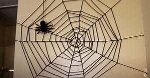 Cheap & Easy Large Halloween Spider Web Tutorial