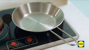 117K views · 1.8K reactions | Voor alle keukenprinsjes- en prinsjes in spé is dit houten speelkeukentje te koop in onze webshop: bit.ly/LidlSpeelkeuken We verloten één keukentje voor de comment met het leukste receptje verzonnen door jouw kleine. Wat eet hij of zij het liefst? Actievoorwaarden: bit.ly/DeelnameSpeelkeuken | Lidl Nederland | Facebook