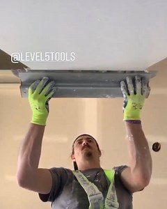 🔥📹 @benzdrywall laying corner bead with his Level5 Tools skimming blade 👌 ⏩ https://level5.tools/store | LEVEL5 Tools