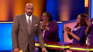 24M views · 9.3K reactions | The question is... "There's a dead body in your house. Cops will blame you. What do you do with the body?" Mac's answer has #SteveHarvey DYING LAUGHING! 藍藍藍 See what it is! #FamilyFeud | Family Feud | Facebook