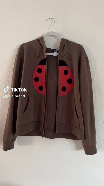 upcycled zip up🐞 #savetheearth #sustainablefashion #slowfashion #upcyclingfashion #ladybug