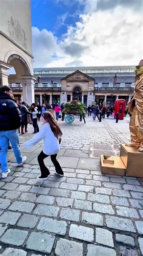 When the statue looks to real. #livingstatue