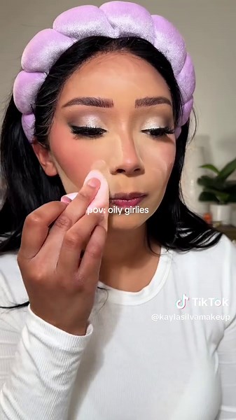 As an oily girly, you learn many tips and tricks for your makeup application over the years. Powdering you face before you apply your foundation can really help with your oil production throughout the day. Sometimes I’ll forget this step and make sure to set my face with a really good setting spray like the One Size On Til’ Dawn or the L’Oreal Infallible Setting Spray. The setting powder I’m using today is the @Huda Beauty Easy Bake in Banana Bread 🍞🍌✨ Follow for more makeup tips and tricks #m