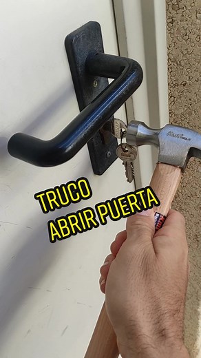 Cómo abrir una puerta con la llave puesta por dentro