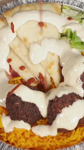 Sauce Pouring Techniques: Zigzag, Dotting, or Spinning?