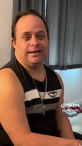 Les recomiendo verlo hasta el final, no se van a arrepentir, LO JUROO!! Mi familia me mando este video para que se lo mostrara y esa fue su reacción, creo que hay una illusion muy bonita por cumplir, donde lo llevo a ver a Santa? 🥹🥹 #christmas #downsyndrome #santaclaus #fyp #viral