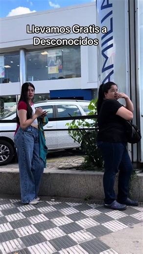 Llevamos gratis a Desconocidos a su casa🚘💪🏻😃 @Yeltsi Amarilla🪻