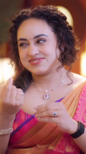 Pearle Maaney on Instagram: "Oru Kai Abadham 😌 Njan evide parupaadi avatharippichaalum ithaanallo eeshwara avastha 😅 @ajuvarghese @nivinpaulyactor Sarvam Maya Episode Out Now ❤️ . Powered by @mygdigital Jewellery @arabiangold.official Make up @touchbysire Styling : me 😋 Asst @_aleenaraju Saree Draping @drapewithkp"