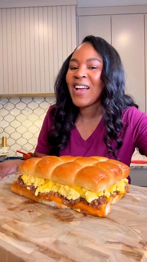 Delicious Breakfast Sliders that are perfect for Sunday Brunch. 1 sausage roll 10 eggs 1/4 cups milk 3 Kraft cheese slices for the eggs 5 Sargento cheese slices for the bun #breakfastsliders #sliders #kingshawaiianrolls | Tina Farmer