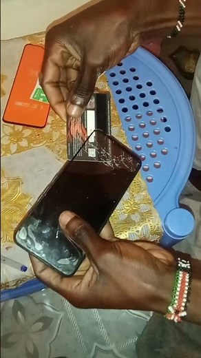 How you should remove a screen protector from your phone in seconds