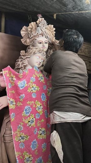 19K views · 719 reactions | শিল্পী এবং তাঁর শিল্পকর্ম এক ফ্রেমে 殺殺殺 #viral #reels #followers | Padmapukur Chowmatha Saraswati Puja Committee | Facebook