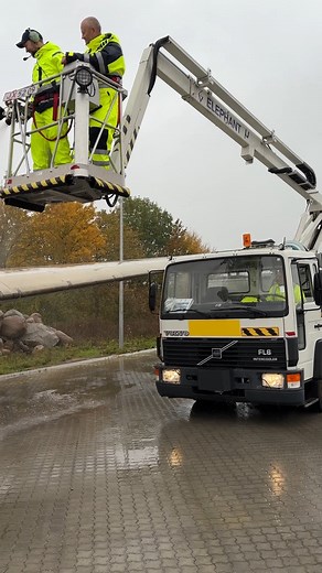 Every year, our friends from Roskilde Airport stop by Vestergaard Company to train on our deicing wing – and this year was no different! Despite the rain, the team powered through with great energy and teamwork. Nothing like a bit of classic Danish weather to make training even more authentic! Huge thanks to everyone from Roskilde Airport for another great visit — we love seeing your dedication in action and can’t wait to welcome you back next year. | Vestergaard Company A/S