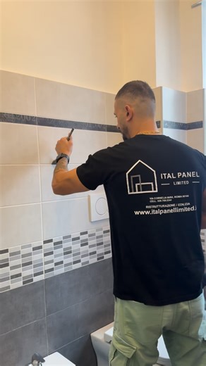 Scopri il nostro innovativo sistema di rivestimento per bagni! Nel video mostriamo come trasformare facilmente il tuo bagno incollando le nostre eleganti lastre in carbonio e bambù direttamente sulle mattonelle esistenti. Grazie a questo metodo, potrai risparmiare tempo e denaro, rinnovando l’ambiente senza lavori invasivi. Le lastre misurano 120x260 cm e hanno uno spessore di 9 mm, garantendo qualità e resistenza. Sono ignifughe classe B1, impermeabili e antimuffa, e vantano la certificazione C