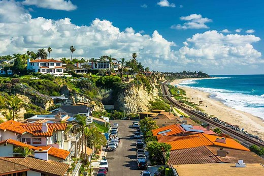 17 Delightful U.S. Beach Towns With Laid-back Vibes and Stunning Coastal Views