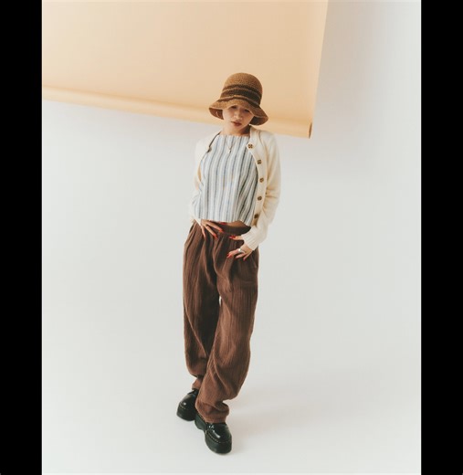 ダンサーとして活躍するMiYUが着こなす、Gap Spring Essentials.​ 一枚でも着映えする季節感溢れるリネントップスに、軽くて肌当たりの良いガーゼパンツをスタイリング。全体のトーンを揃えれば、楽ちんイージーなウエストパンツでもオシャレ見えが叶う。​ ​ 770587056/Women's リネンスクエアネックタンク(XS) 781691026/Women's コットンカーディガン(XS) ​ 713952036/Women's ガーゼバレルパンツ(S) ​ 682476006/Women's バケットハット(ONESIZE)​ 詳しくはこちら：https://www.gap.co.jp/gap/men/new-arrivals/gap-mastered-spring-25-look-3044886?tid=gjme000010​ #SpringEssentials #自分らしさが心地いい | Gap