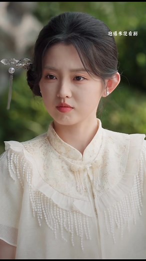 Set 29 ｜#十八岁太奶奶驾到之重整家族荣耀3 （#第三季） 剧情介绍： 1955年容遇教授意外去世,一睁眼竟穿到了七十年后一位同名同姓的十八岁少女身上,她儿子已成了七十多岁的董事长,她还有了几个帅气重孙子。这一季容遇经历了纪家三少爷变傻、纪老爷子失恋、灯塔国恶意扣押等事件,但她凭借智慧和能力整顿了一切! #抱爆米花看剧 #保证一定能看全集让你看过瘾不憋屈 #热门短剧 #短剧 #抱爆米花看剧每天努力为你更好剧 #最新 #热门短剧推 #18YearOld #Ancestor #Returned #Restore #Family #Glory #Beautiful #Chinese #Girls #Handsome #Boys #Together #Newstyle #Fyp #Famous #Film #ShortFilm | 抱爆米花看剧