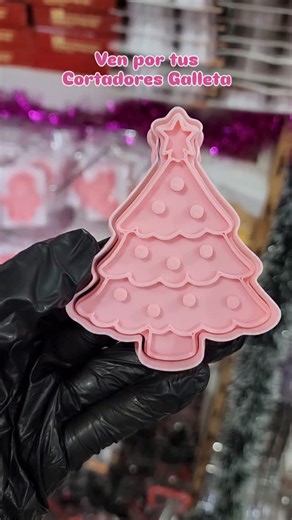 Club Repostero on Instagram: "Ven por tus cortadores Galleta navideños a Club Repostero y @chocolakerepostero en #Villarrica Cortadores Galleta Navidad (¡Miles de diseños!) Colorantes Repostería de alta intensidad Glaseado y Sprinkles festivos Premezclas Galletas (¡fácil y delicioso!) Cajas y empaques para regalar Mangas y Boquillas profesionales Moldes pan de pascua e insumos Chocolates, fondat, cajas y más. 🧁Club Repostero Vitacura Av Vitacura 6798 (local G2 y g3), hacía calle lo beltrán (Los