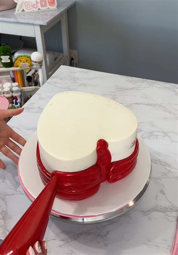 How to Decorate a Heart-Shaped Cake Tips