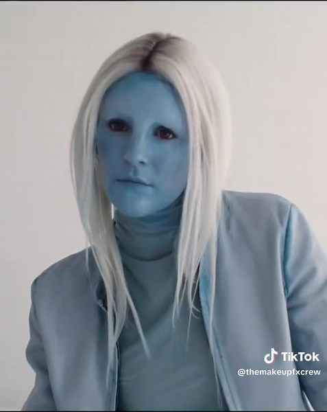 Blauwe Alien SFX Makeup voor Pommelien Thijs