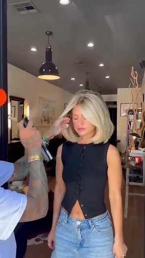 •Roller set tutorial• Such a fun style with @gracienielson •blowdry the hair as you go set the rollers using @domdomhair round brush, if you want it to set better use an iron as well before you put the put the roller in. I use a light hairspray as well to set. •I do 3 rollers in the Mohawk, two on each side of the head, and 2 on each side of the head and 1 at the very bottom. I let it all cool down for a couple minutes. •once cooled down I pull them out tease a lil bit and use more hairspray. Ke