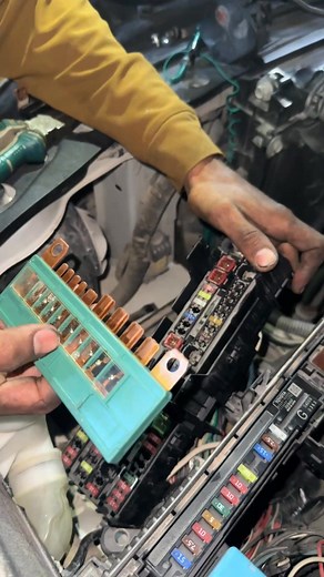 346K views · 2.6K reactions | Fuse Replacement #viral #fuse #abdullahautoelectrician #reel #fypシ | Abdullah auto electrician | Facebook