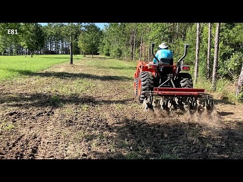 How to Use a Disc Harrow With a Compact Tractor