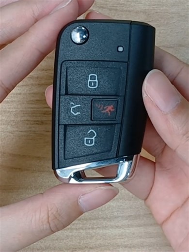 This car key fob opens faster than you expect ⚡ No tools. No stress. Just the right move. Perfect for repairs, shell swaps, and pros. 👉 Watch closely!