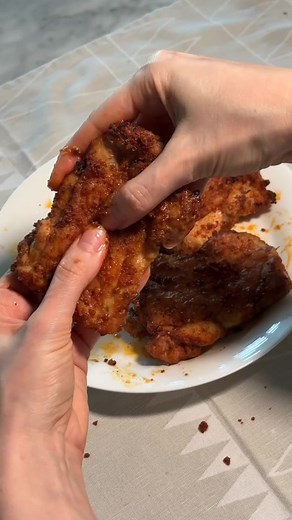 Adding baking powder (Yes powder not baking soda here) to chicken raises the PH levels, allowing proteins to breakdown more efficiently, resulting in the crispy skin and juicymeat. Here’s how I make my chicken thighs: Ingredients (makes 4) -4 skin on boneless chicken thighs (you can do bone-in for even juicier but the cooking time will be longer) -seasoning: I did 1/2 tbsp garlic powder, 1/2 tbsp onion powder, 1/2 tbsp smoked paprika, 1/2 tsp oregano, 1/2 tsp Salt, 1/4 tsp Black pepper -1 tbsp b