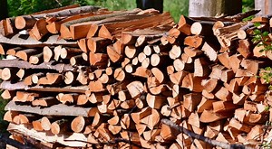 How to Stack Firewood (The Top 3 Methods for You to Try) - Chainsaw Larry